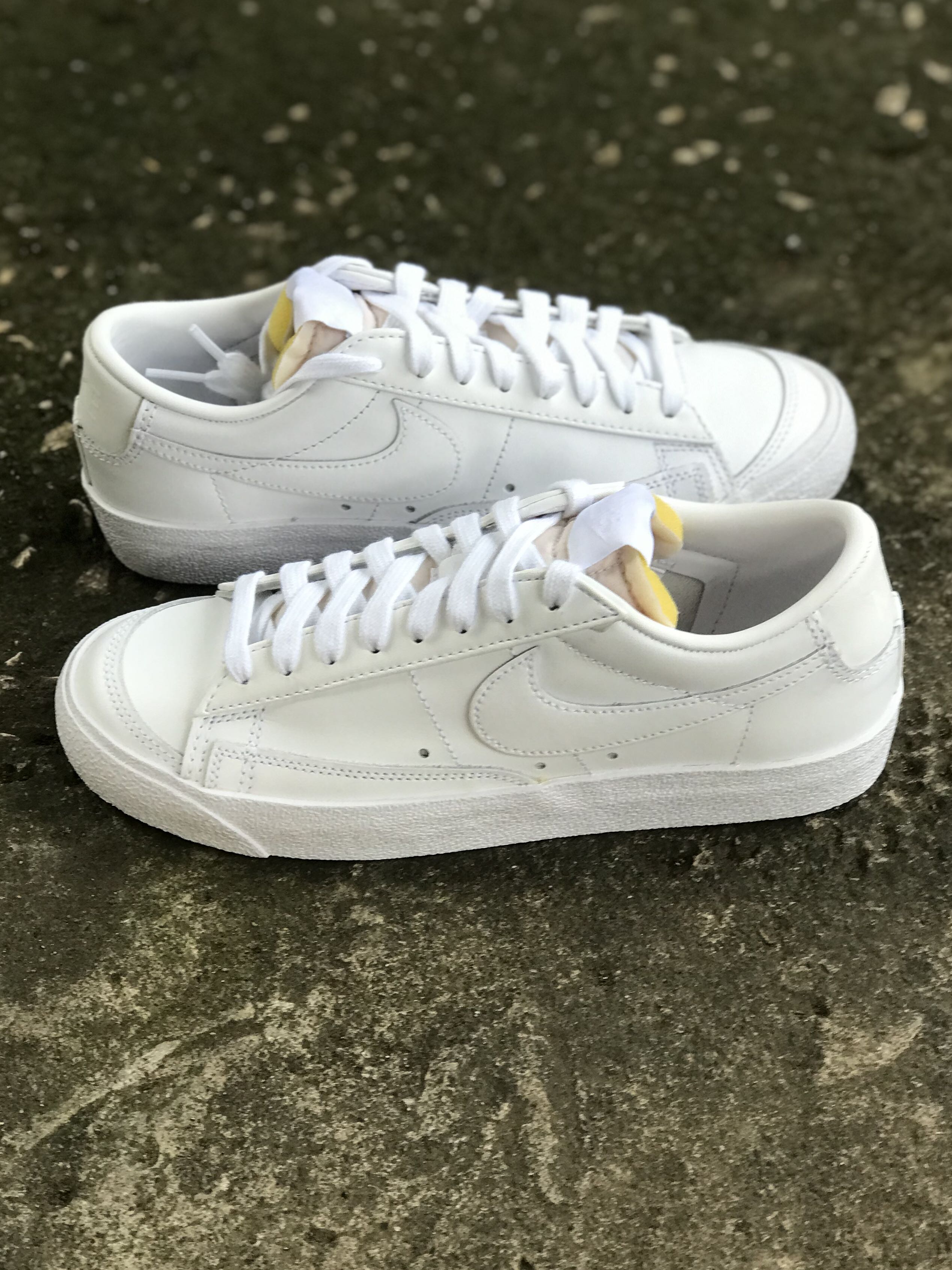 Nike blazer clearance low triple white