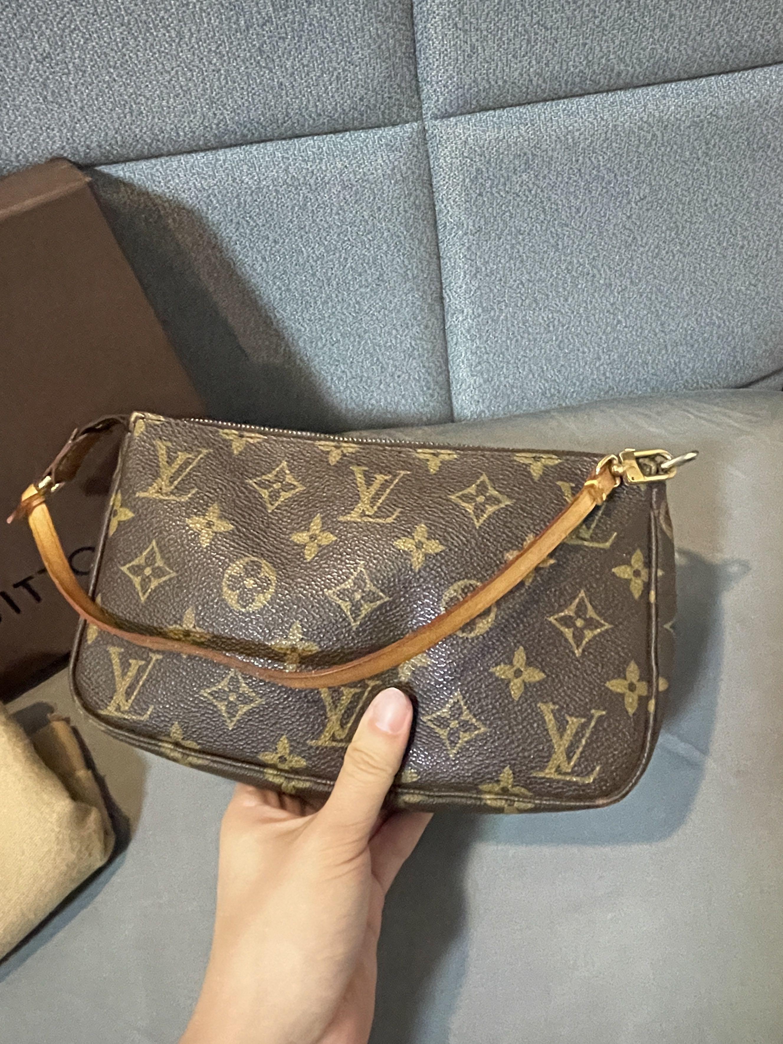 Lv store pochette monogram