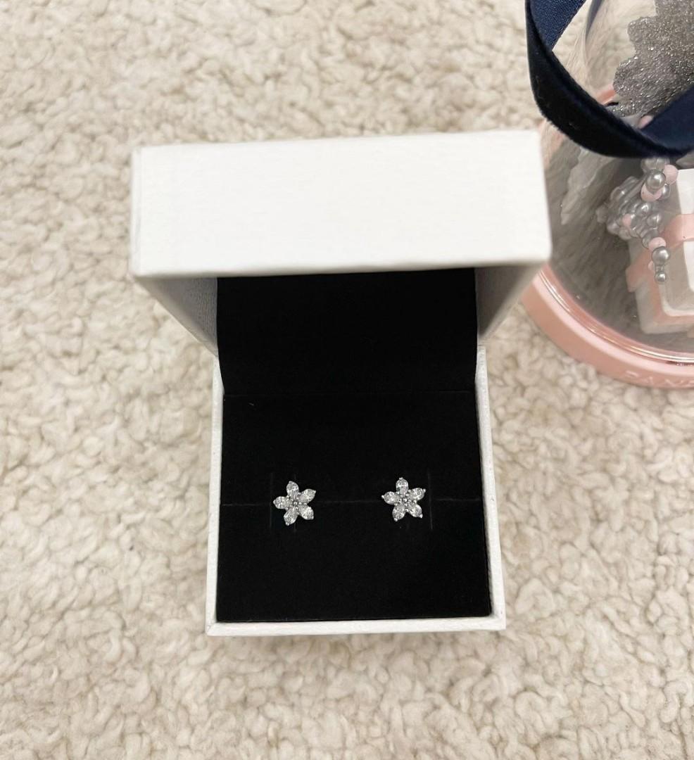 Sale💙 Pandora sparkling snowflake stud 