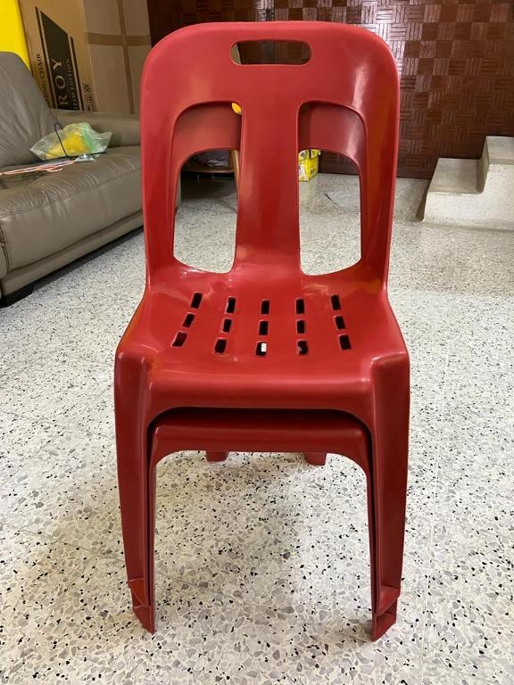 2 hotsell plastic chairs
