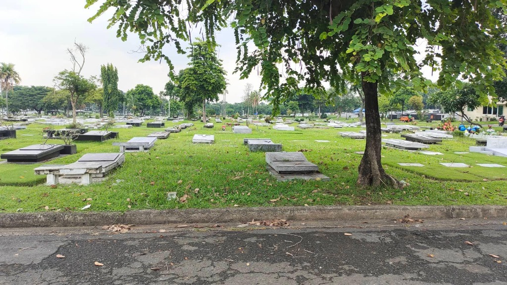 4 Lots Single Niche For Sale near The Entrance Gate Holy Cross