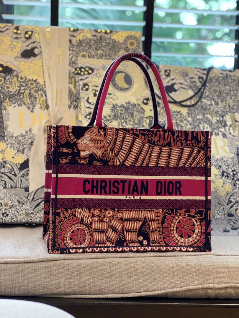 Dior book sales tote giraffe