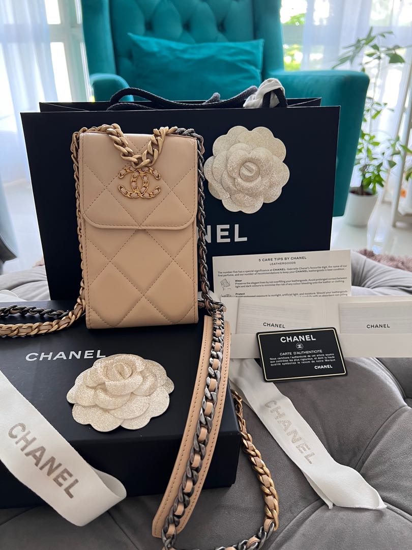 CHANEL Flap Phone Holder with Chain GHW WOC, Women's Fashion, Bags &  Wallets, Cross-body Bags on Carousell