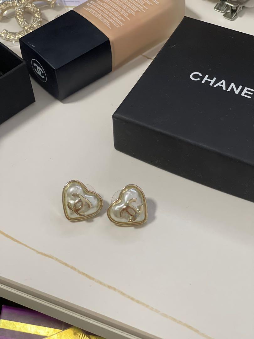 Chanel gold and shop pearly white earrings