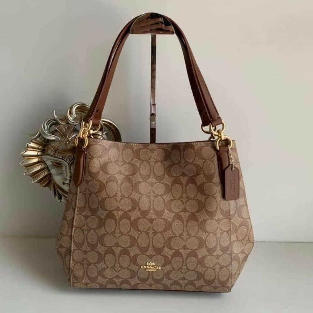 Coach hallie shoulder clearance bag in signature canvas