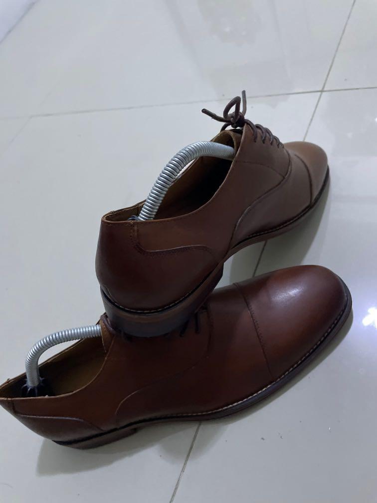 East Original Leather Shoes (Category: Dress Shoes) located in Quezon City. Submitted by ceph2028 (Listing ID 1169165049, Image 1). Description: Like new, only used 5 times. US size 9, brown authentic leather. .