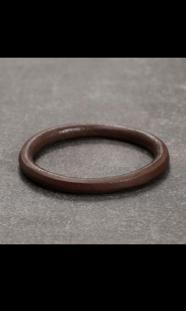 Goro's leather bracelet top
