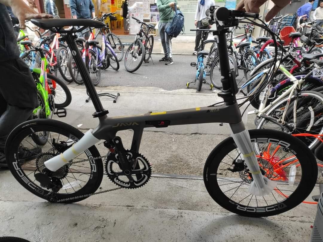 Java aria carbob （分類：單車）位於 Hong Kong。 由 mingli199 提交（商品編號 1169070352，圖片 1）。簡介： 大圍添好運單車 購買需知 可到本店購買或 https://api.whatsapp.com/send?phone=85261380078 選 安裝調教 可免費送貨 須先付款 視乎地區 地址 大圍積壽裡3號地下 另有租單車服務8大地點交車. 大圍沙田大埔大學上水屯門元朗大尾篤 歡迎查詢26066878 #消費券#租單車#大圍租單車。