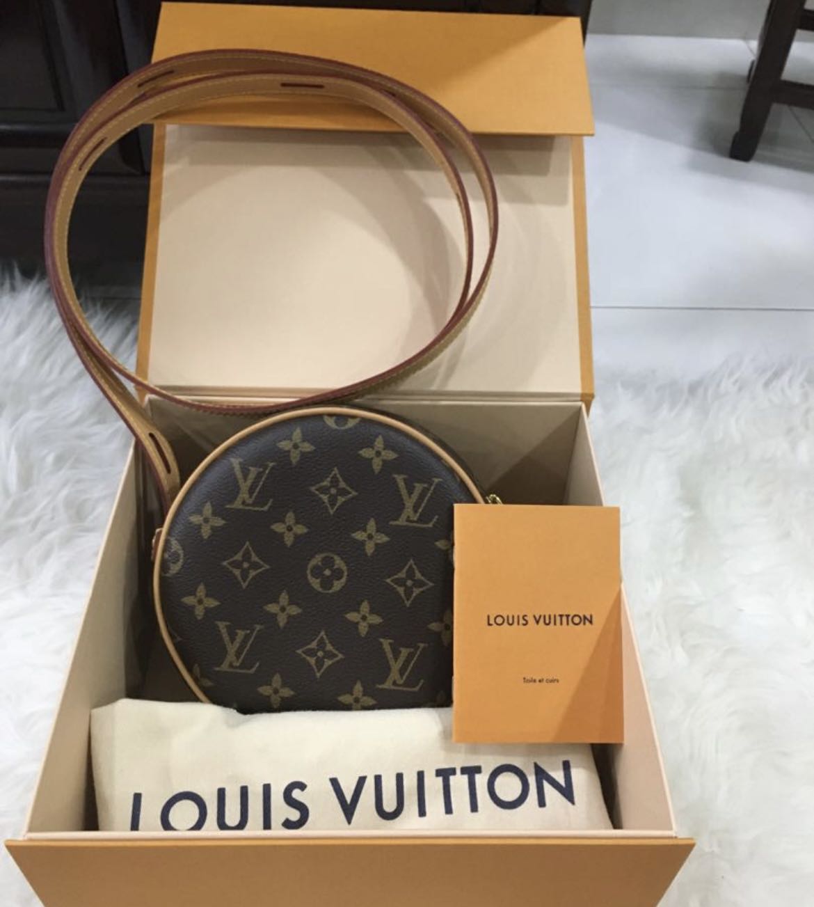 Louis Vuitton boite chapeau souple MM – Lady Clara's Collection