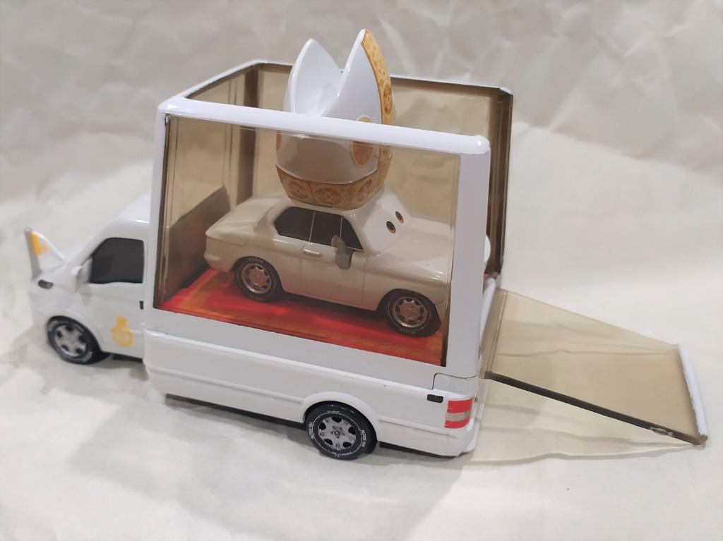 PIXAR DELUXE POPE MOBILE & POPE PINION IV DISNEY CARS