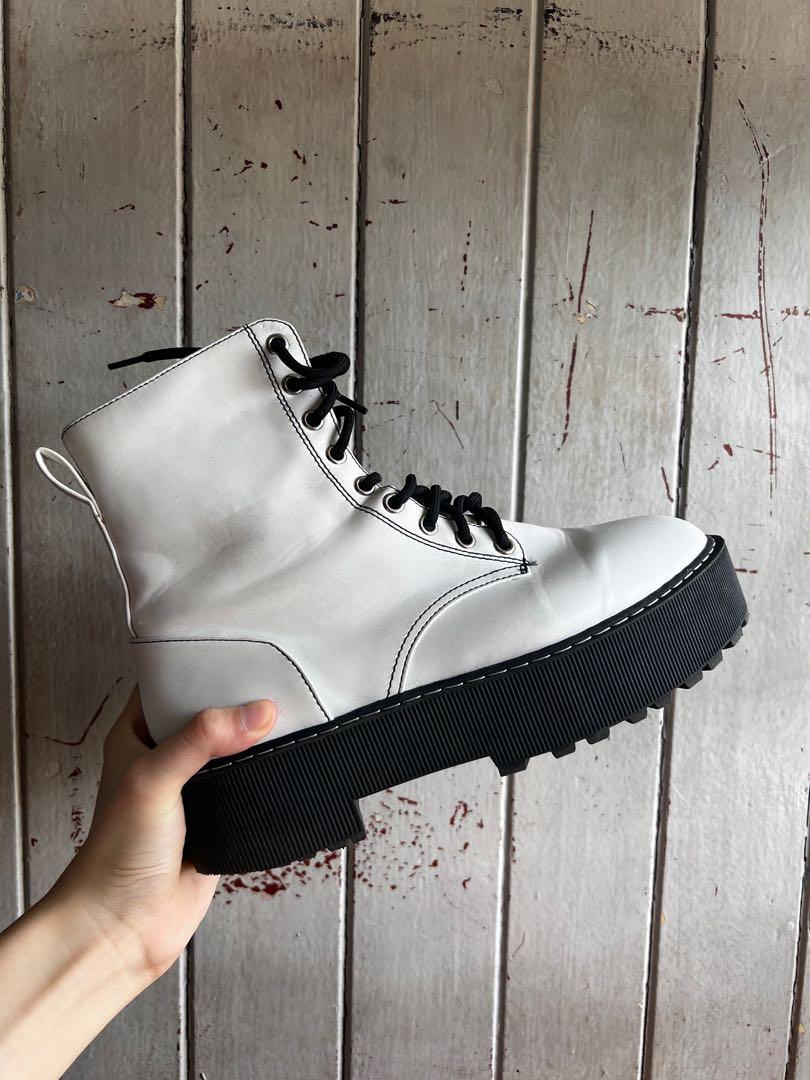 White chunky boots Women s Fashion Footwear Boots on Carousell