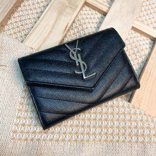 【YSL】MONOGRAM系列V字縫線魚子醬牛皮銀色金屬LOGO暗釦零錢包(黑414404-BOW02-1000)