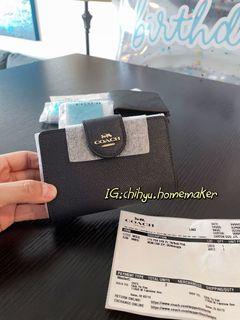 【美國代購】COACH 金屬 LOGO 防刮皮革釦式中夾 拉鍊零錢包