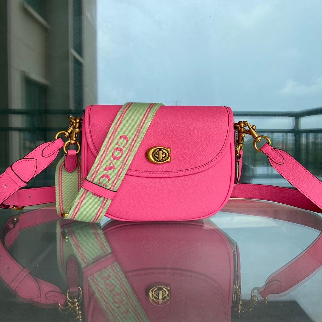 Coach bag with 2025 pink strap