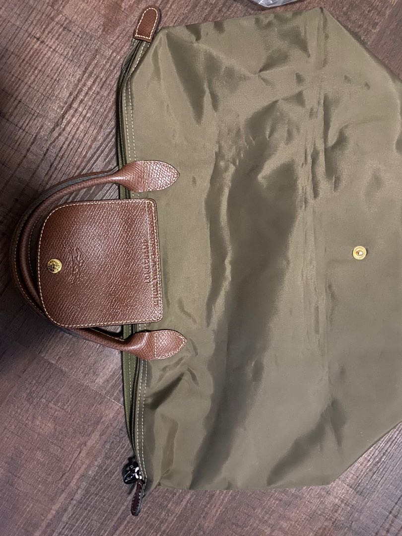 Longchamp bag . Used only few times no sure authentic as is a gift