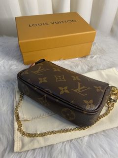 (Category: ) located in . Submitted by japanandsingaporeluxepreloved (Listing ID 1169320534, Image 1). Description: .