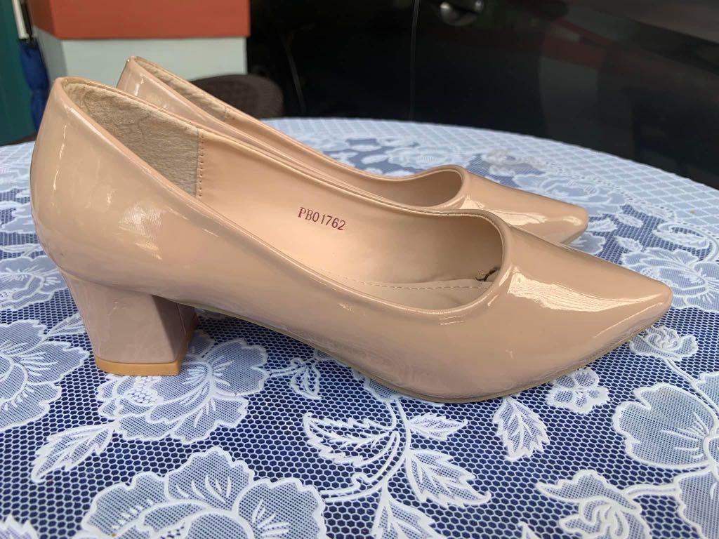 Nude pointes office shoes (Category: Heels) located in Cainta. Submitted by futurequeensh_jm (Listing ID 1169261749, Image 2). Description: Size 37 Fits a size 6 Patent material Super nice .