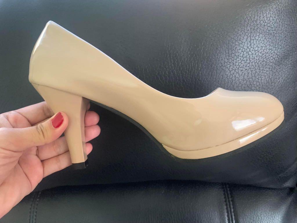 Office nude pumps (Category: Heels) located in Cainta. Submitted by futurequeensh_jm (Listing ID 1169261428, Image 2). Description: Brand new office pumps Size 37 (fits a size 6) Patent material super nice and elegant Rfs: masikip sakin.
