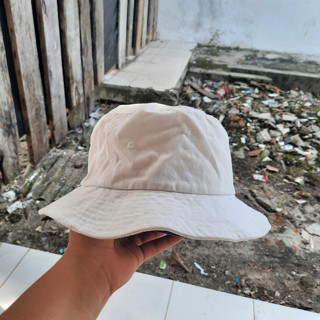 Topi Bucket Uniqlo Putih Tulang Second 