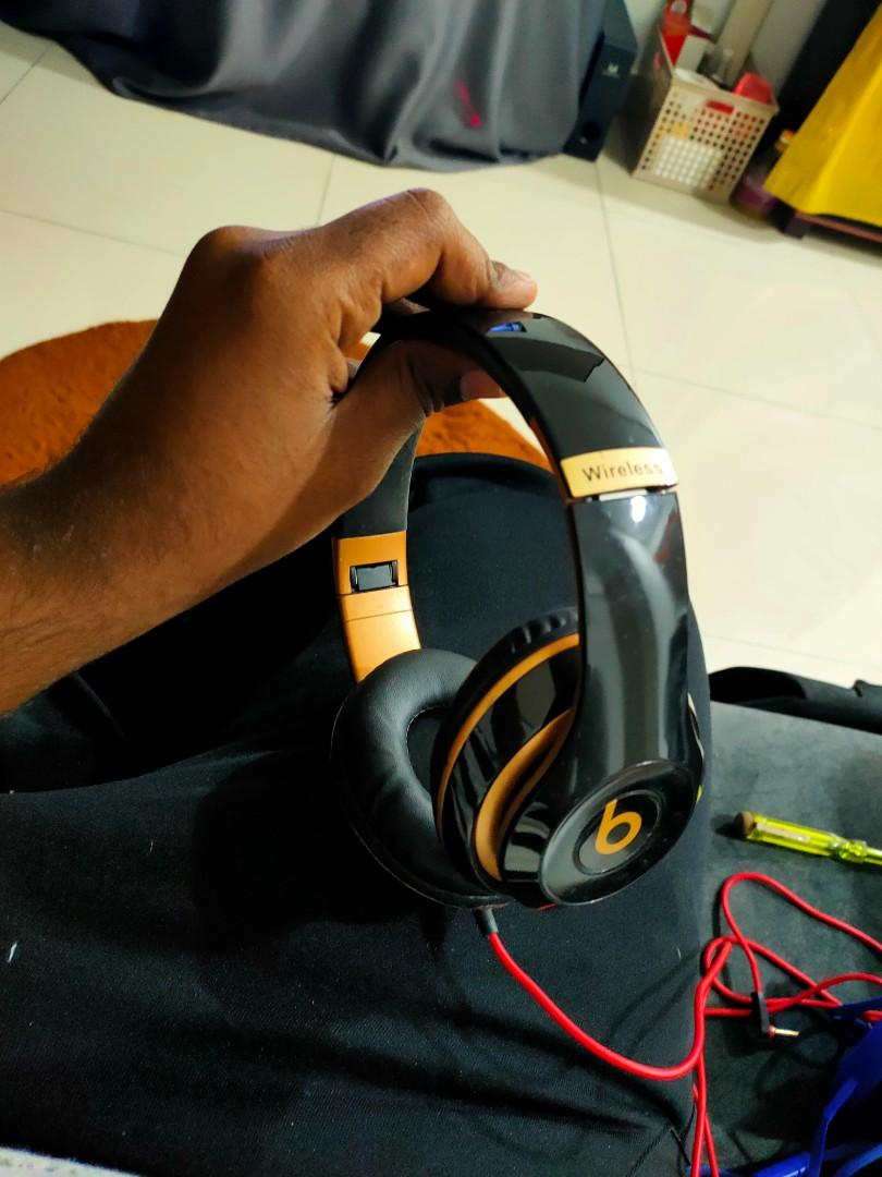 Beats Studio3 Wireless Headphones Black and Gold
