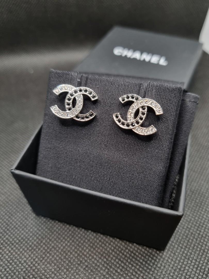 BNIB 22A Chanel Earrings CC White Black Logo Chanel earring 22b, Women's  Fashion, Jewelry & Organisers, Earrings on Carousell