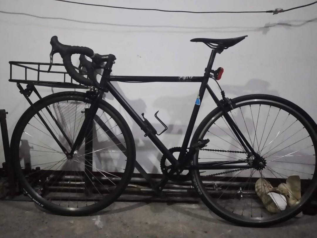 Celt Fixie / single speed bike with freebies!!! (Category: Bicycles) located in Makati City. Submitted by dreison (Listing ID 1169598559, Image 3). Description: Basa po muna ng maigi 2019 Celt na naka SS commuter setup. Originally fixed pero kinabitan ko ng free wheel at brakes pang bike commute nung start ng pandemic. Silipin ng maigi yung pics. Bawal sa maselan. Parts: 2019 Celt frame + fork (50ST, 52TT) Ducas Headset Cinelli Pista 80mm Stem Ge