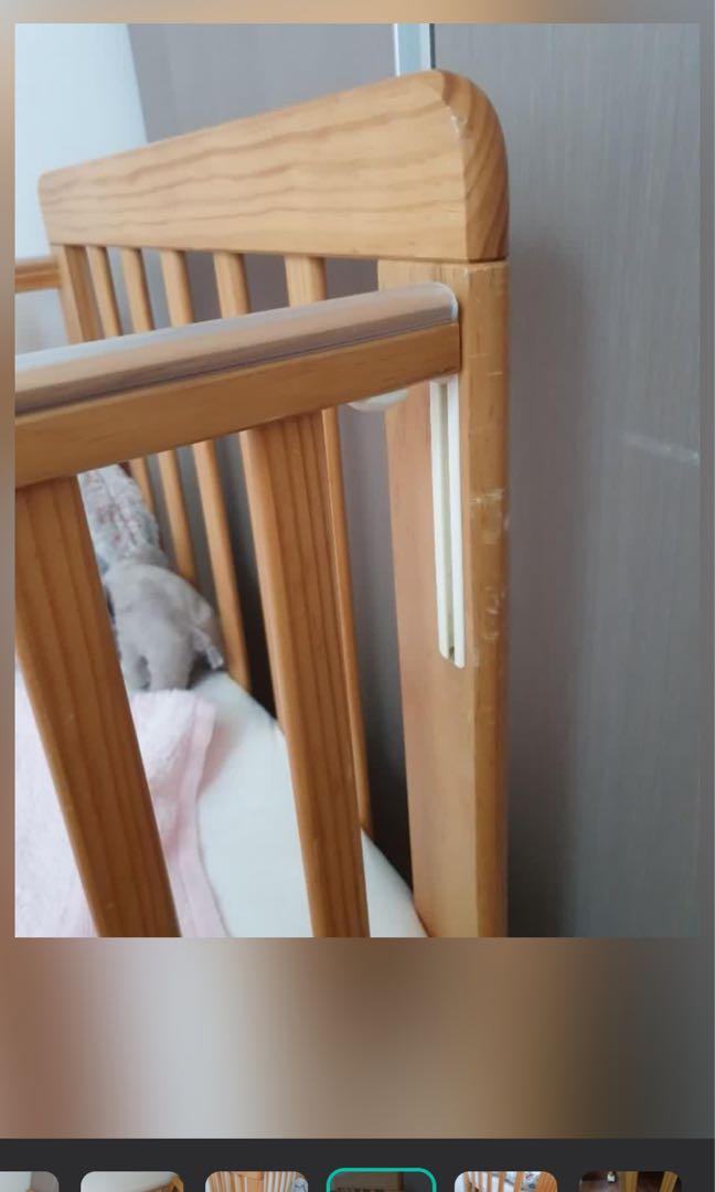 Narrow baby cot