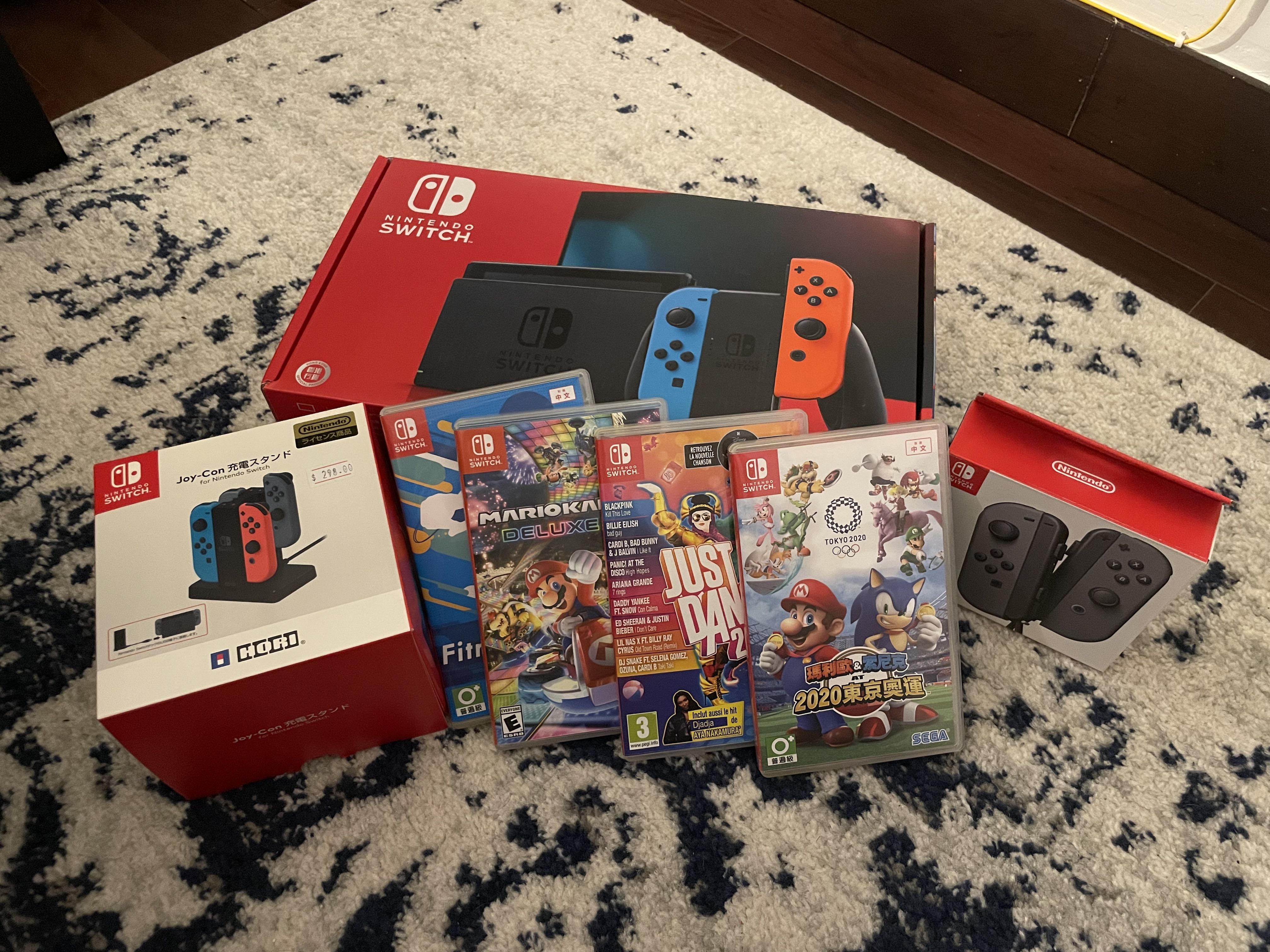 2nd Gen Nintendo Switch, Extra Joy Cons, Games, Charging Stand, 電子遊戲, 電子遊戲機, Nintendo 任天堂