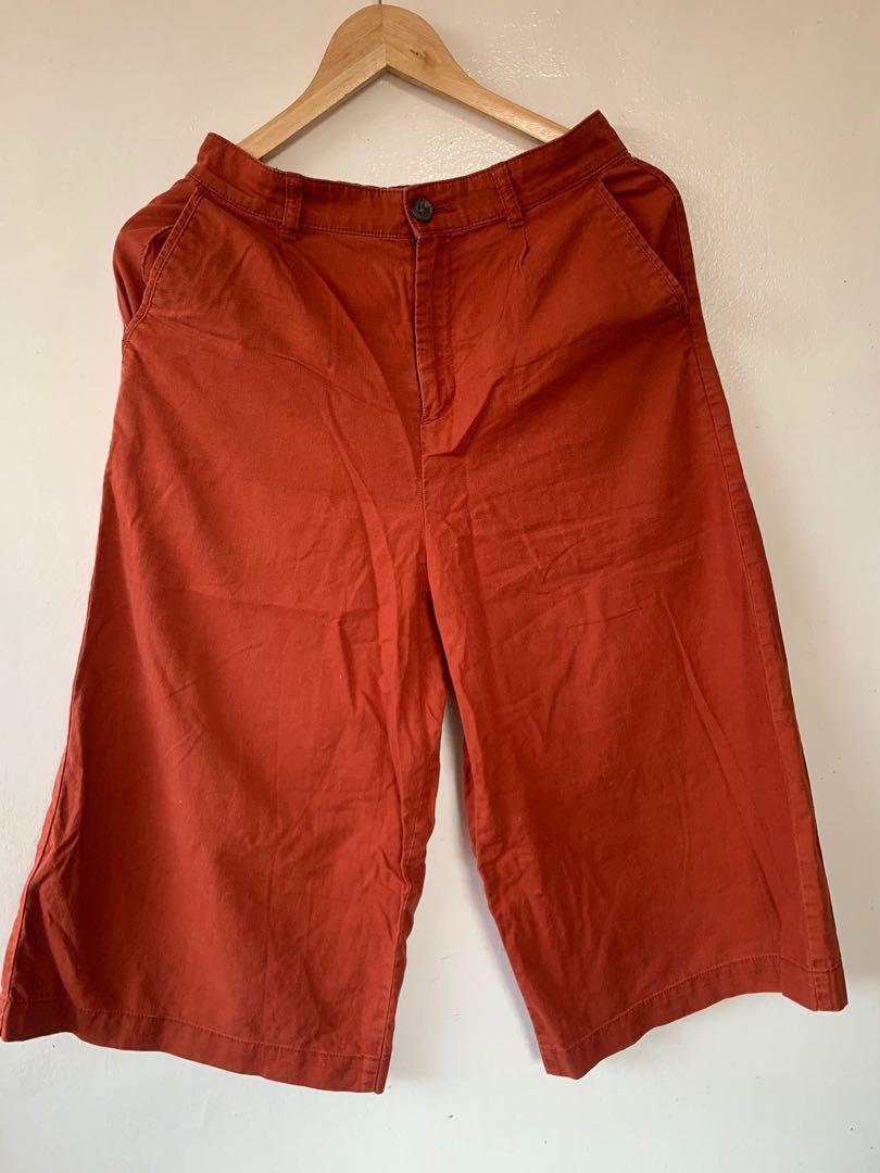 Rust wide leg pants (Category: Jeans) located in Rosales. Submitted by pressagly (Listing ID 1169547099, Image 2). Description: Rust color Wide leg No flaws 26-28 .