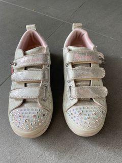 Sketchers sneakers