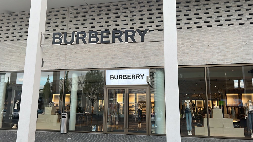 Burberry discount hot sale outlet