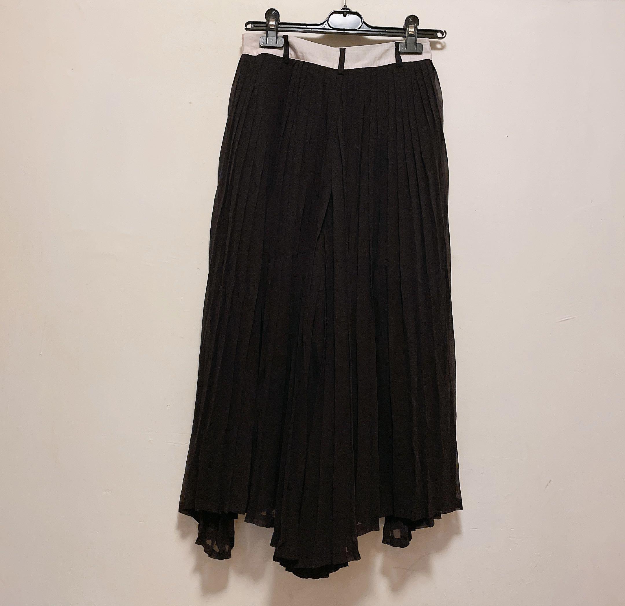 Initial pants （分類：連身裙）位於 Hong Kong。 由 secondparking 提交（商品編號 1155430071，圖片 2）。簡介： Color dark purple Length 85cm Waist 67cm。