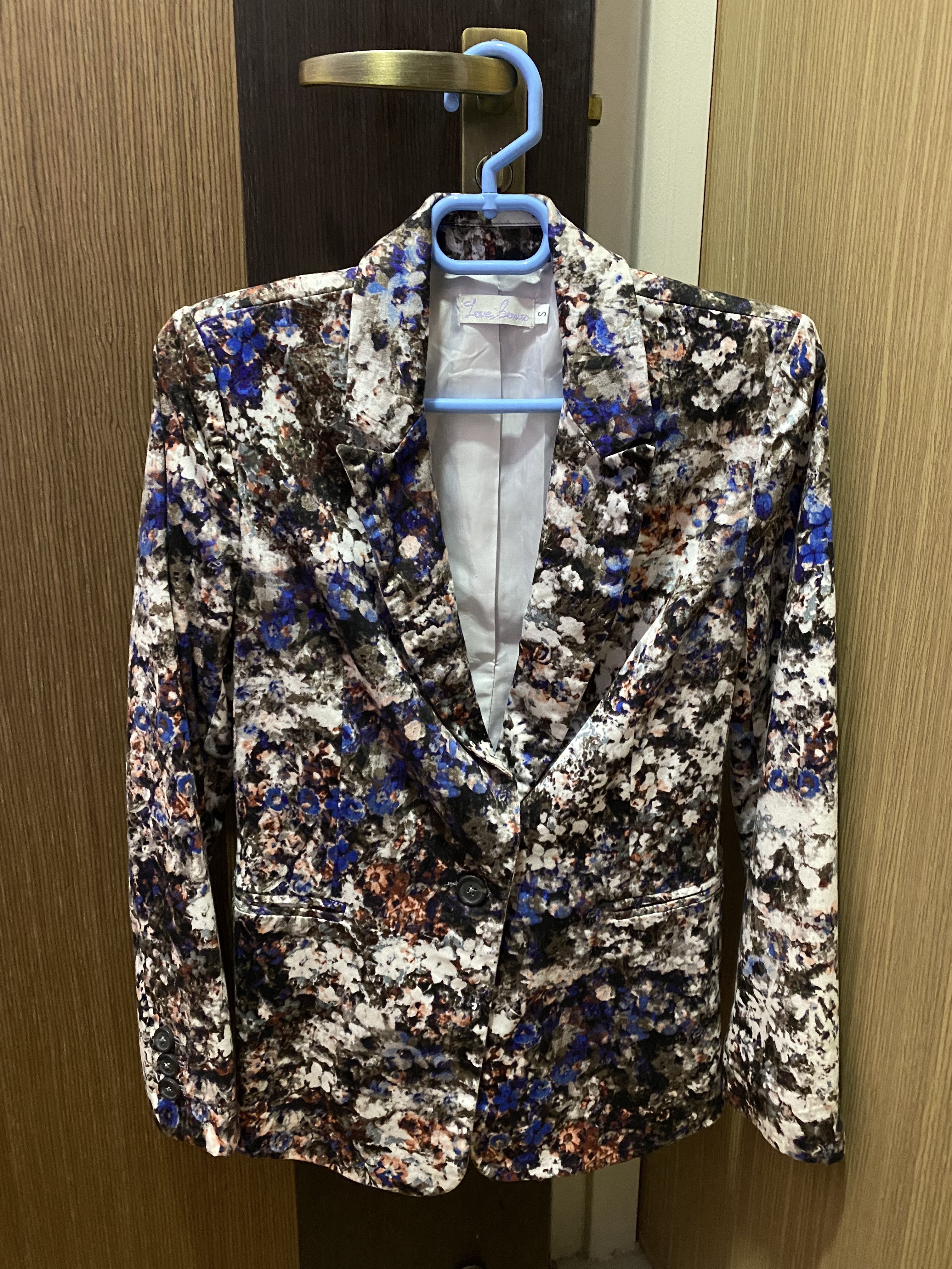 Love, Bonito blazer, Women's Fashion, Tops, Other Tops on Carousell