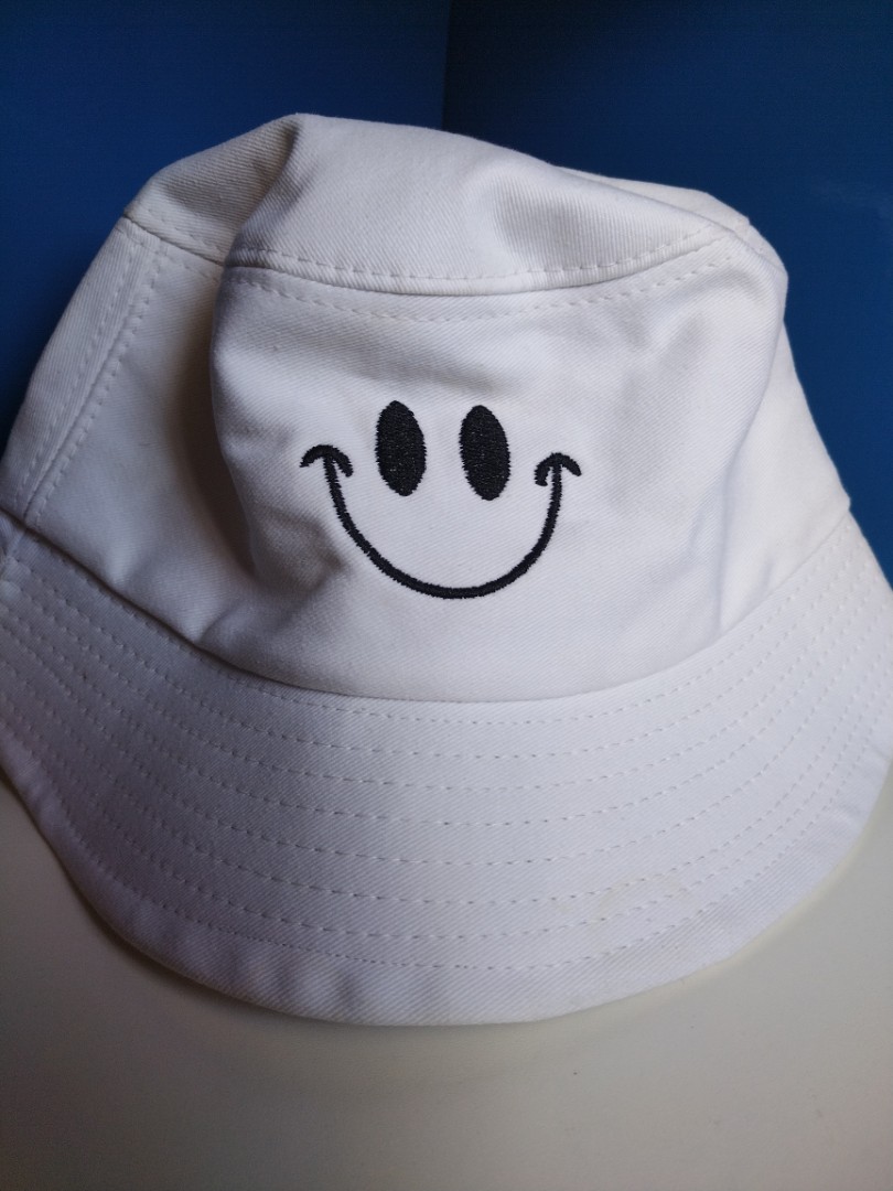 White Bucket Hat Smiley Face design, Men's Fashion, Watches