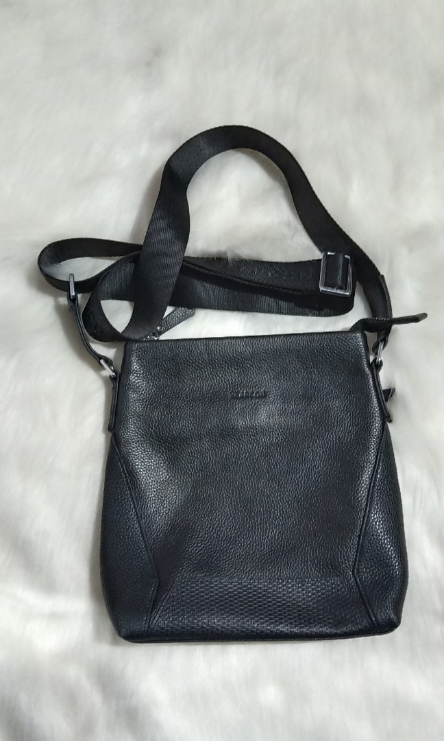 Yearcon sling bag Fesyen Pria Tas Dompet Tas Selempang di Carousell