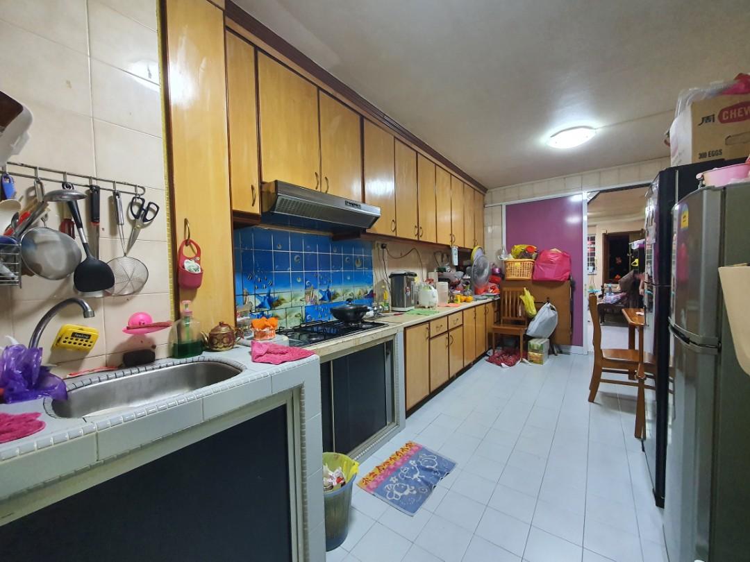 462 Ang mo kio ave 10 near MRT Common room with bath (new paint job