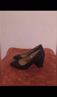 Black shoes H&M Suede pumps (size 7)