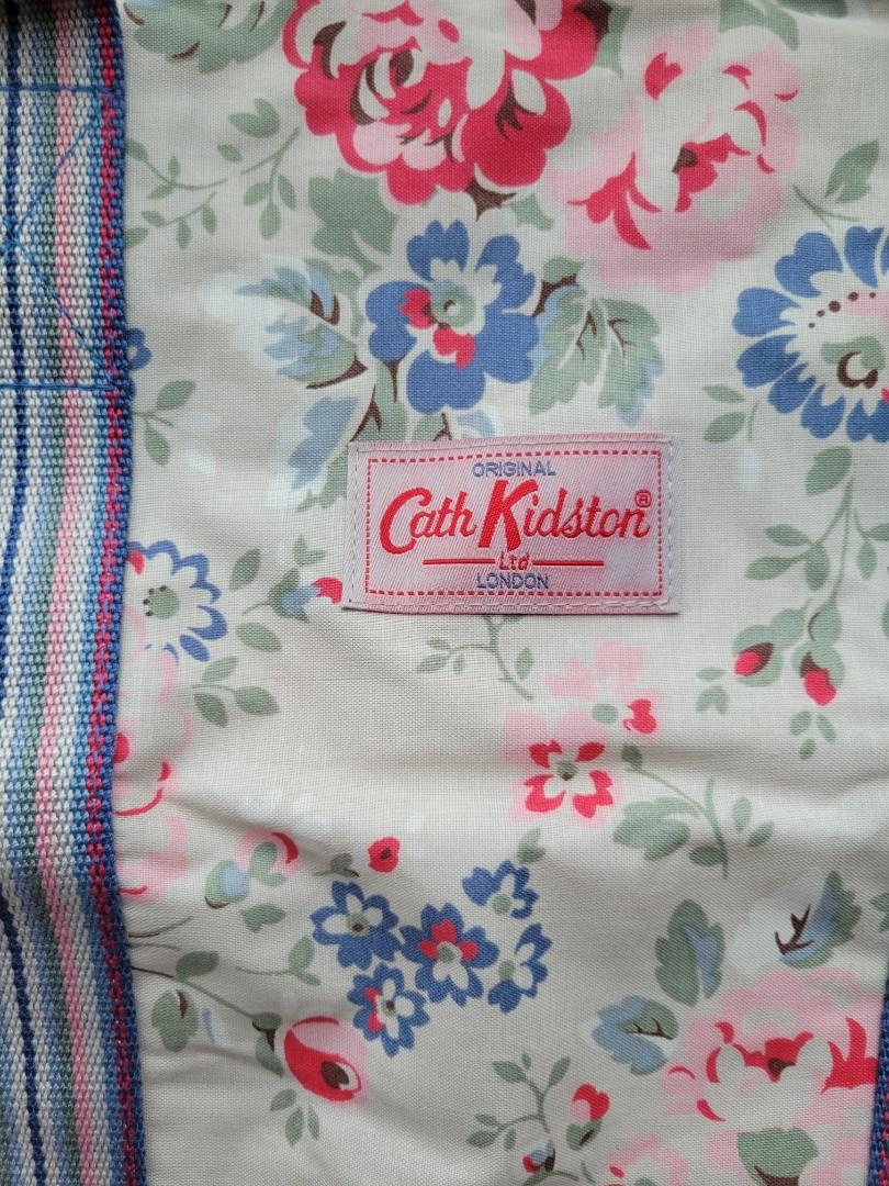 全新Cath Kidston 手提袋連小袋 （分類：Tote Bags）位於 Hong Kong。 由 vlvl.yy 提交（商品編號 1169657886，圖片 2）。簡介： size appropriate 50 x 33 x 16 cm 小袋子28 x 18 cm 購自英國。