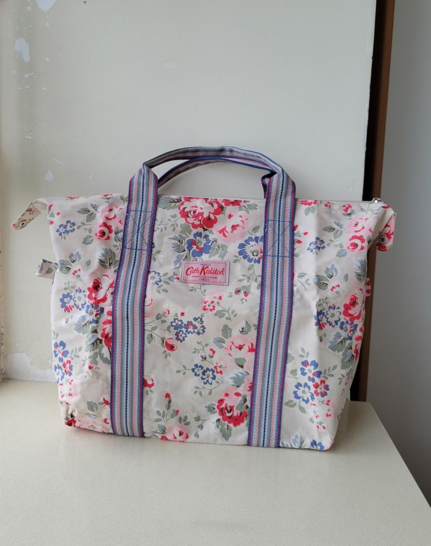 全新Cath Kidston 手提袋連小袋 （分類：Tote Bags）位於 Hong Kong。 由 vlvl.yy 提交（商品編號 1169657886，圖片 1）。簡介： size appropriate 50 x 33 x 16 cm 小袋子28 x 18 cm 購自英國。