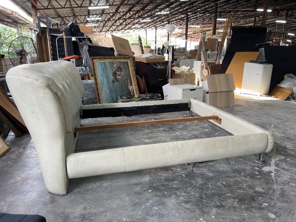 King Size Leather Bed Frame White Colour / Rangka Katil Kulit Saiz King Warna Putih, Furniture