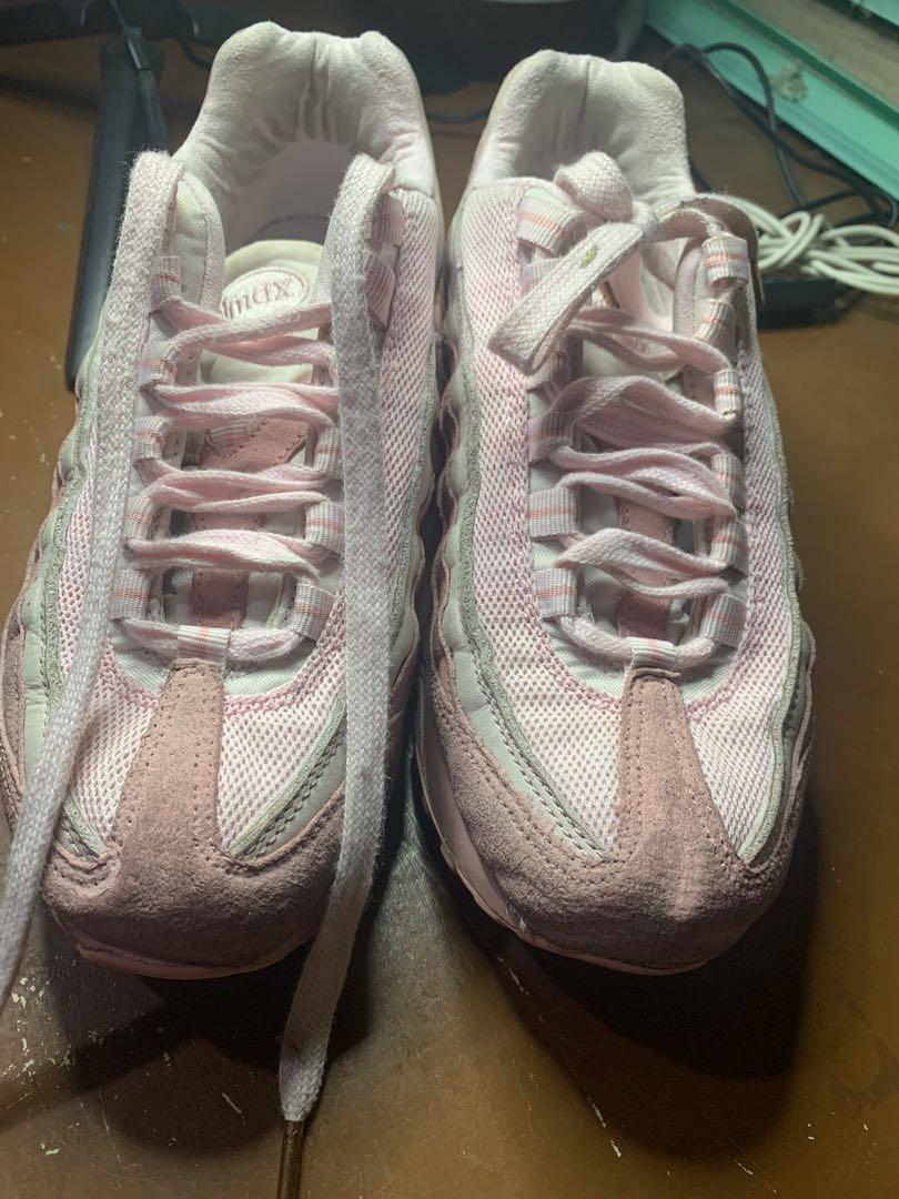 Original Nike airmax (Category: Sneakers) located in Manila. Submitted by khring (Listing ID 1169748451, Image 2). Description: Good as new Gamuza sya kakapa cleaning lang Pink and gray Bought in US Kinaliitan na ng anak ko.