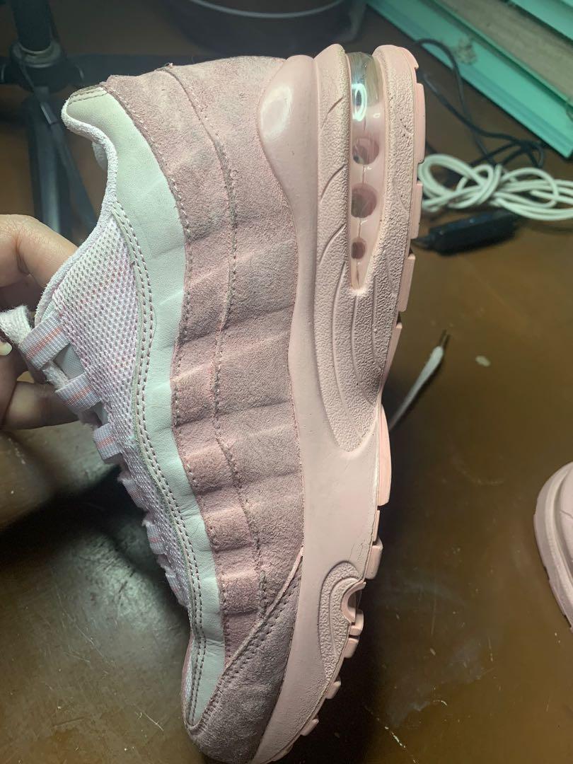 Original Nike airmax (Category: Sneakers) located in Manila. Submitted by khring (Listing ID 1169748451, Image 3). Description: Good as new Gamuza sya kakapa cleaning lang Pink and gray Bought in US Kinaliitan na ng anak ko.