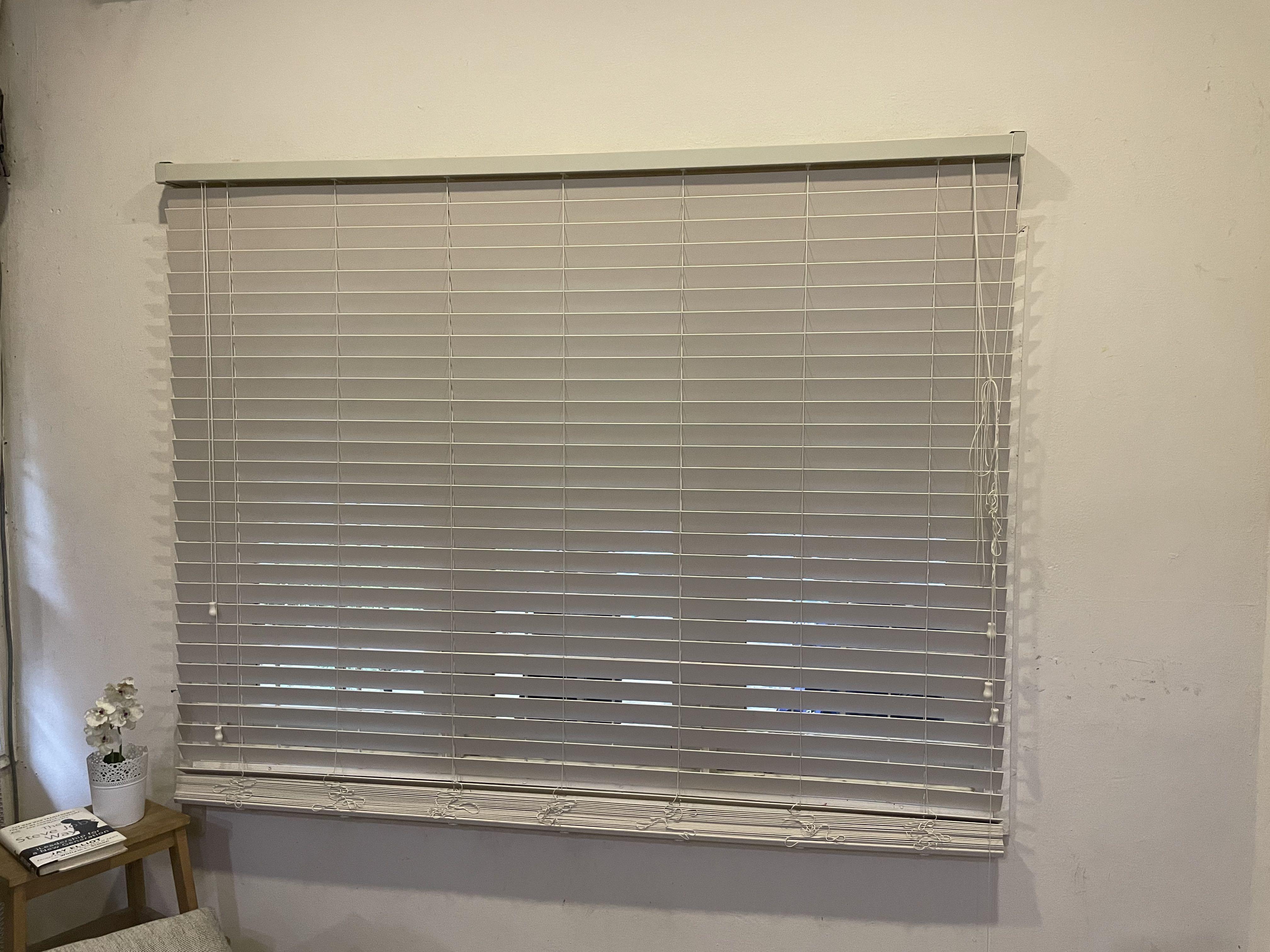 Spotlight venetian blinds deals