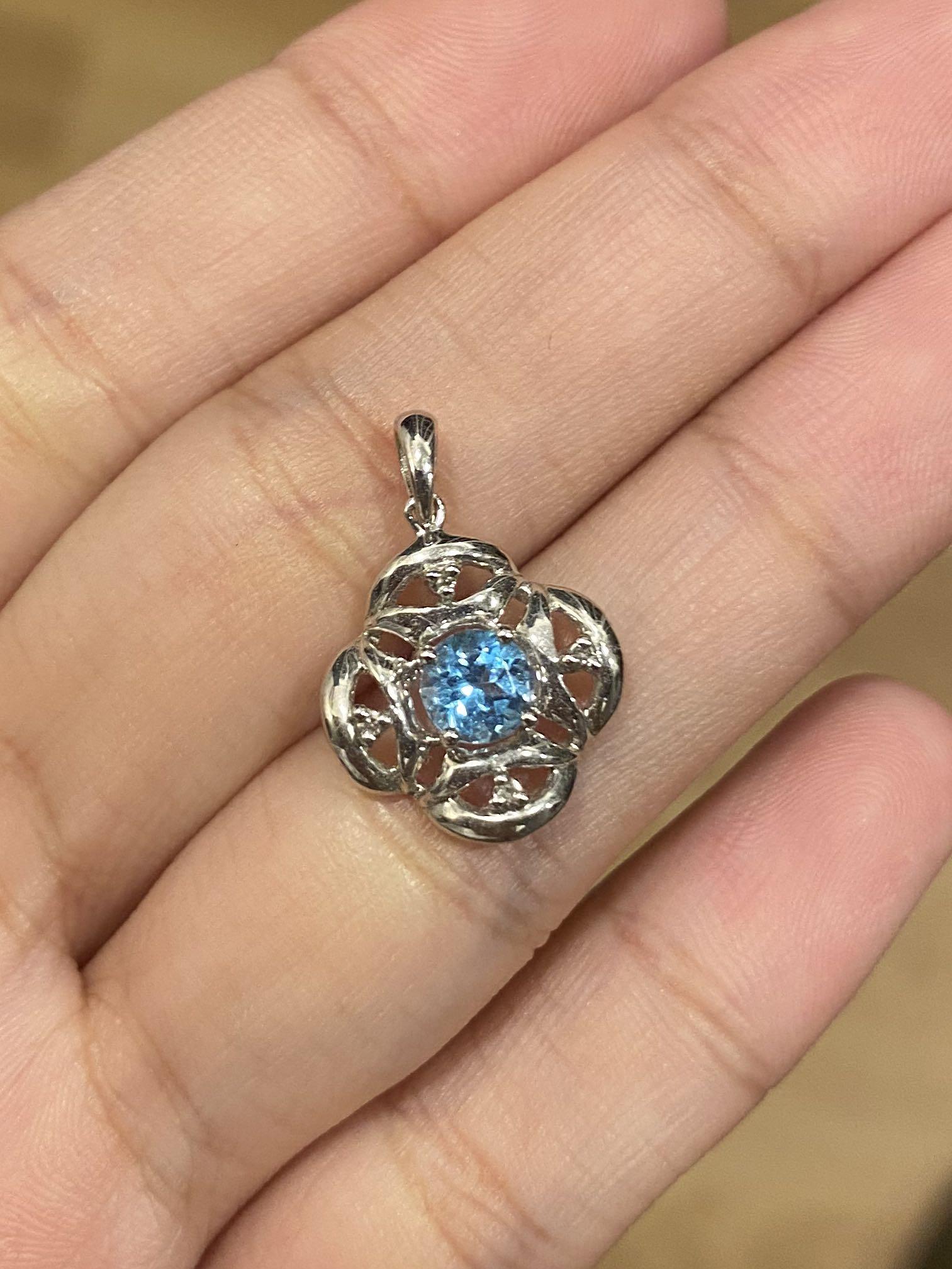 SK 10K white gold topaz pendant 4 small diamonds Women s Fashion