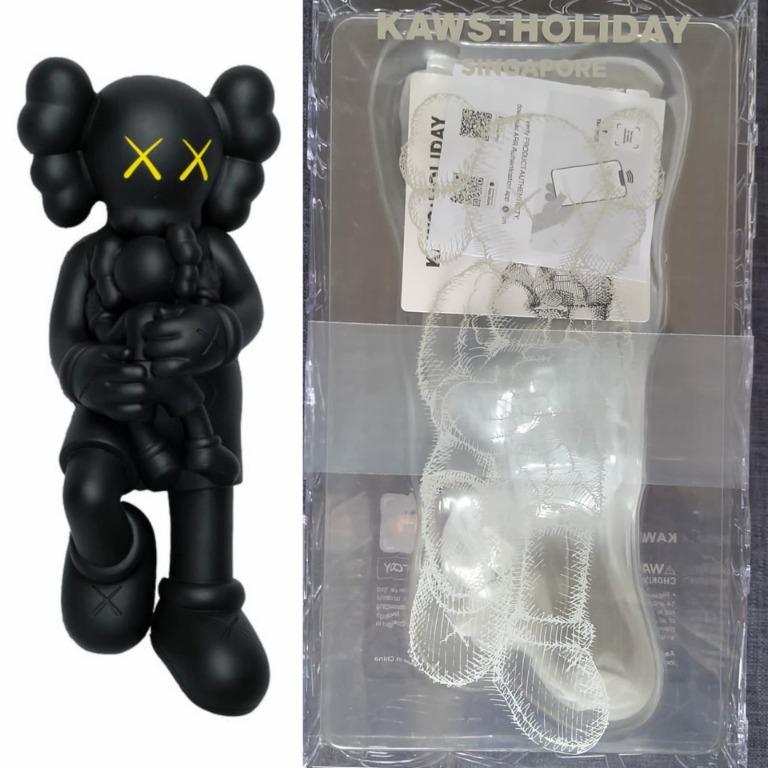 現貨包送貨) KAWS Holiday Singapore Figure - Black, 興趣及遊戲