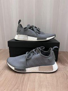 ADIDAS NMD R1 IN CORE BLACK/BLUE/RED 