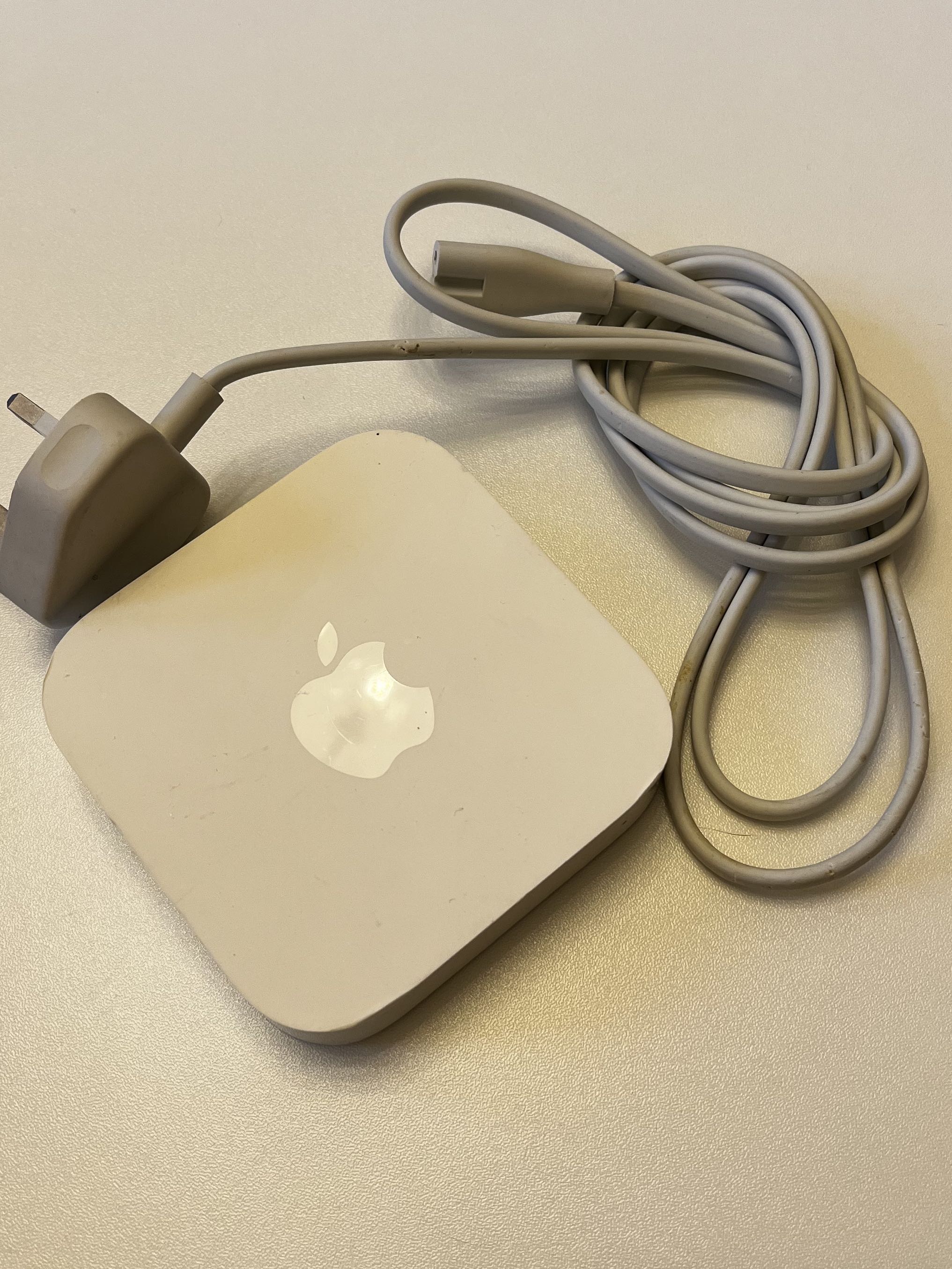 Apple Wi-Fi router, 電腦＆科技, 電腦周邊及配件, Wifi及上網相關產品 - Carousell