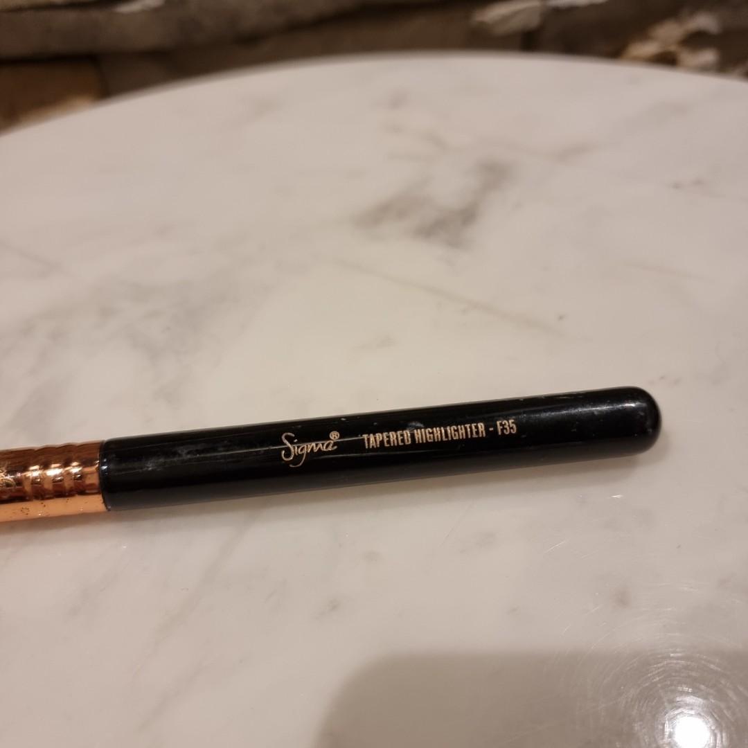 Authentic Sigma F35 Tapered Highlighter Brush (Category: Makeup) located in Taguig. Submitted by jhenrobielos (Listing ID 1164472249, Image 2). Description: Authentic Sigma F35 Tapered Highlighter Brush Bought from Sigma US Rarely used, like new Retails for 1510 in Sephora PH Function: Highlighter Product Type: Synthetic What it is: F35 Tapered Highlighter has soft fibres in a small tapered brush head. What it does: It effectively applies highlig