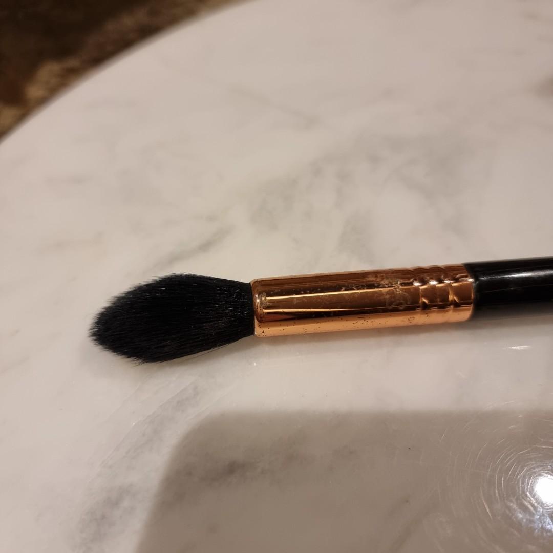 Authentic Sigma F35 Tapered Highlighter Brush (Category: Makeup) located in Taguig. Submitted by jhenrobielos (Listing ID 1164472249, Image 3). Description: Authentic Sigma F35 Tapered Highlighter Brush Bought from Sigma US Rarely used, like new Retails for 1510 in Sephora PH Function: Highlighter Product Type: Synthetic What it is: F35 Tapered Highlighter has soft fibres in a small tapered brush head. What it does: It effectively applies highlig