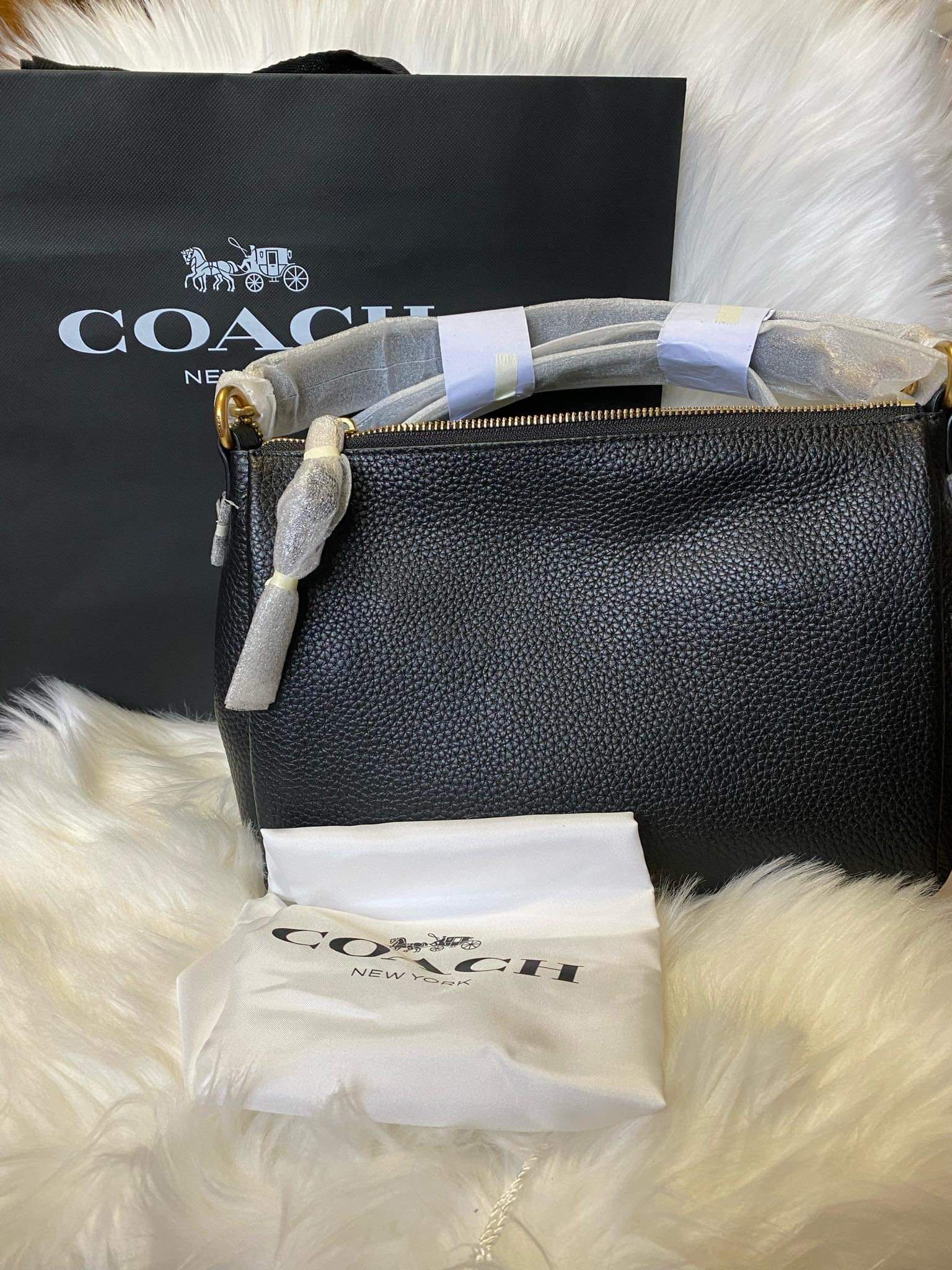 Coach black leather shay crossbody, Women's Fashion, Bags & Wallets